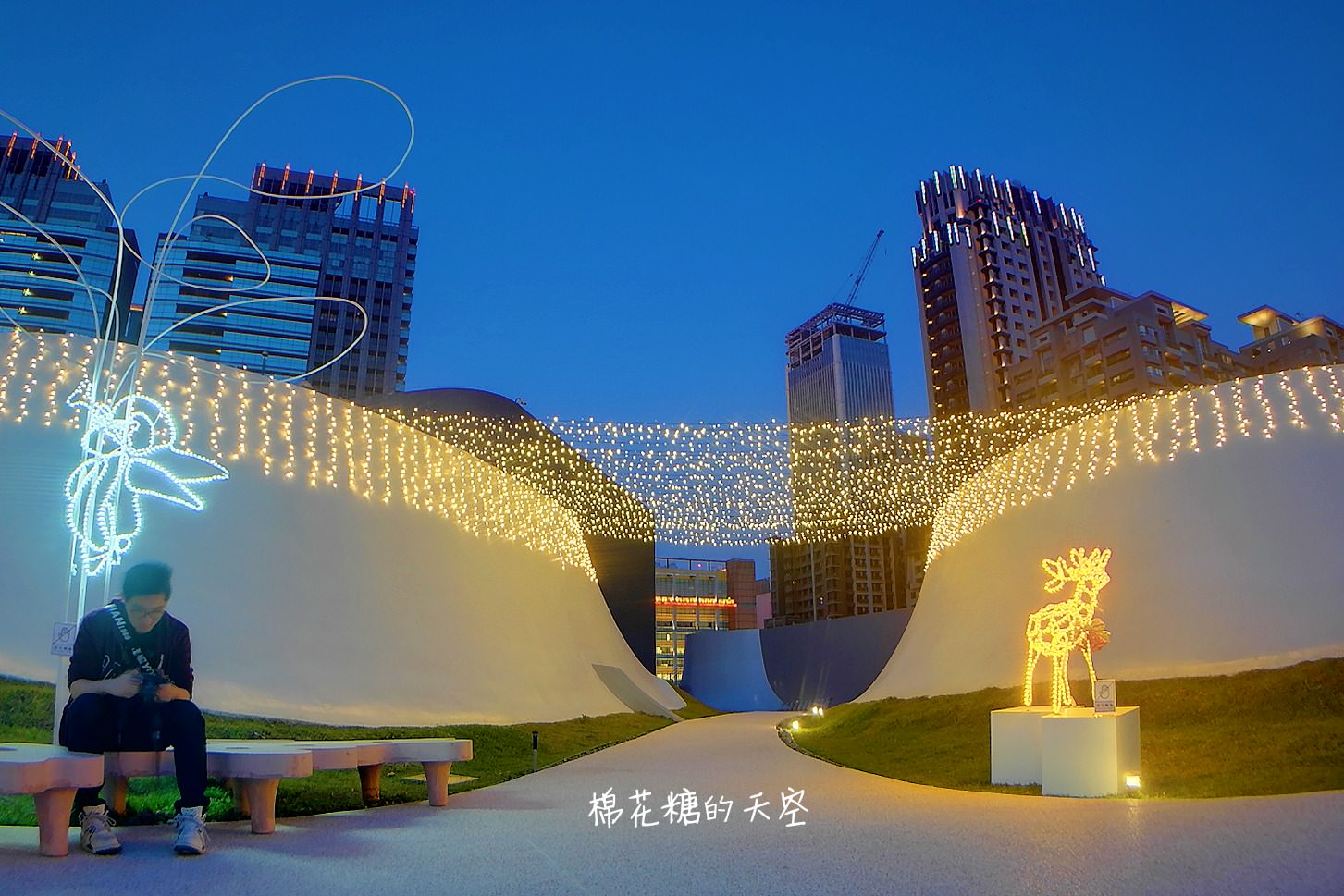 台中國家歌劇院也開始過聖誕啦!夢幻光影秀今年中西合併超有氣氛! 台中國家歌劇院也開始過聖誕啦!夢幻光影秀今年中西合併超有氣氛!