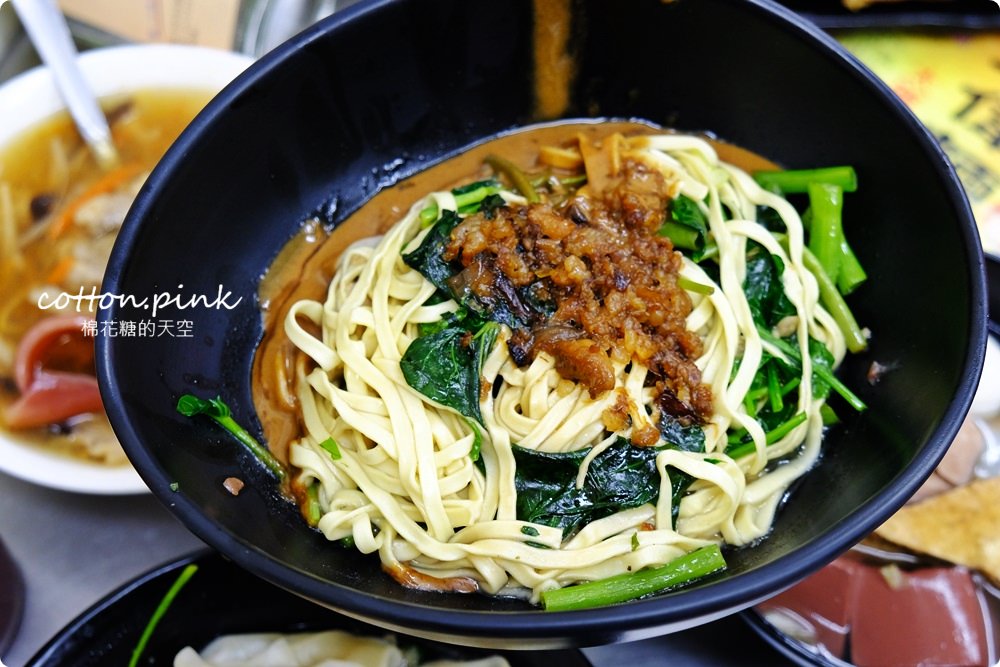 台味海陸全餐這裡吃～還有一麵三吃、菜頭粿四兄弟，傳統好味道就在台中立偉麵食