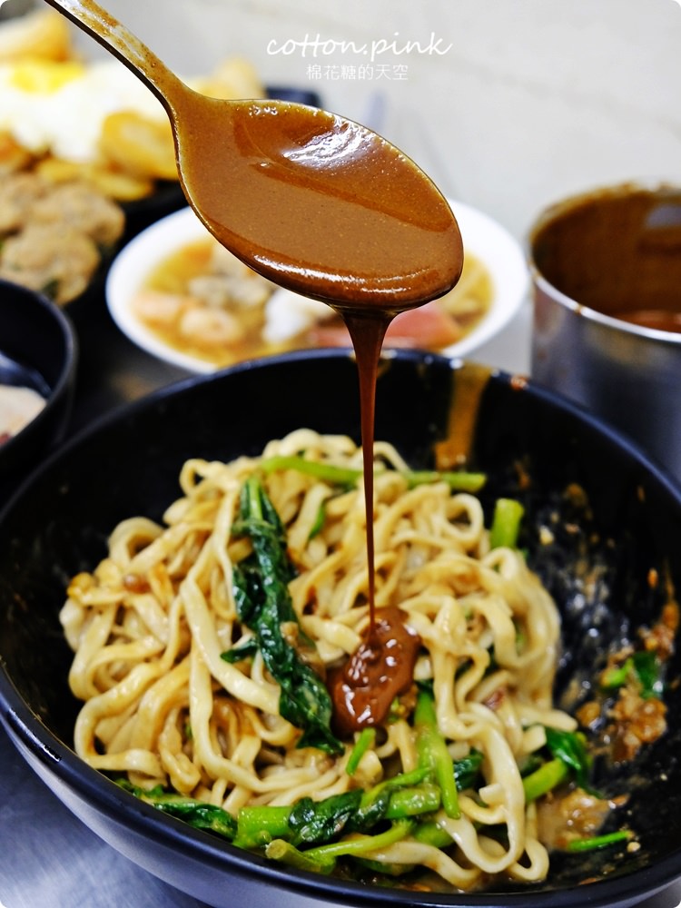 台味海陸全餐這裡吃～還有一麵三吃、菜頭粿四兄弟，傳統好味道就在台中立偉麵食