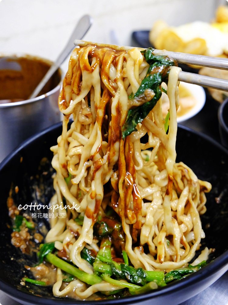 台味海陸全餐這裡吃～還有一麵三吃、菜頭粿四兄弟，傳統好味道就在台中立偉麵食
