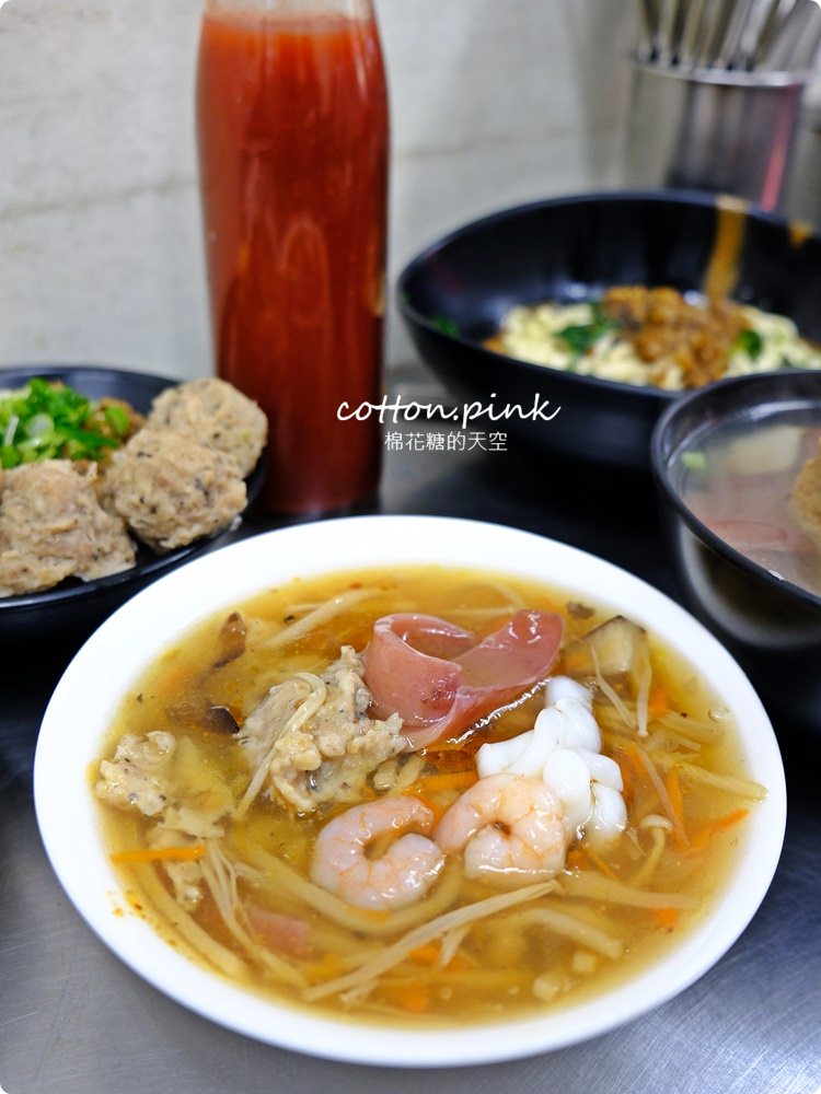 台味海陸全餐這裡吃～還有一麵三吃、菜頭粿四兄弟，傳統好味道就在台中立偉麵食