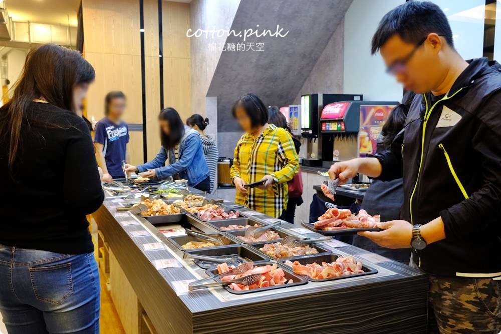 台中吃到飽這家真的吃很飽～肉食夥伴動起來！最新肉鮮生滿滿肉盤不怕你吃，歡迎使用振興券！