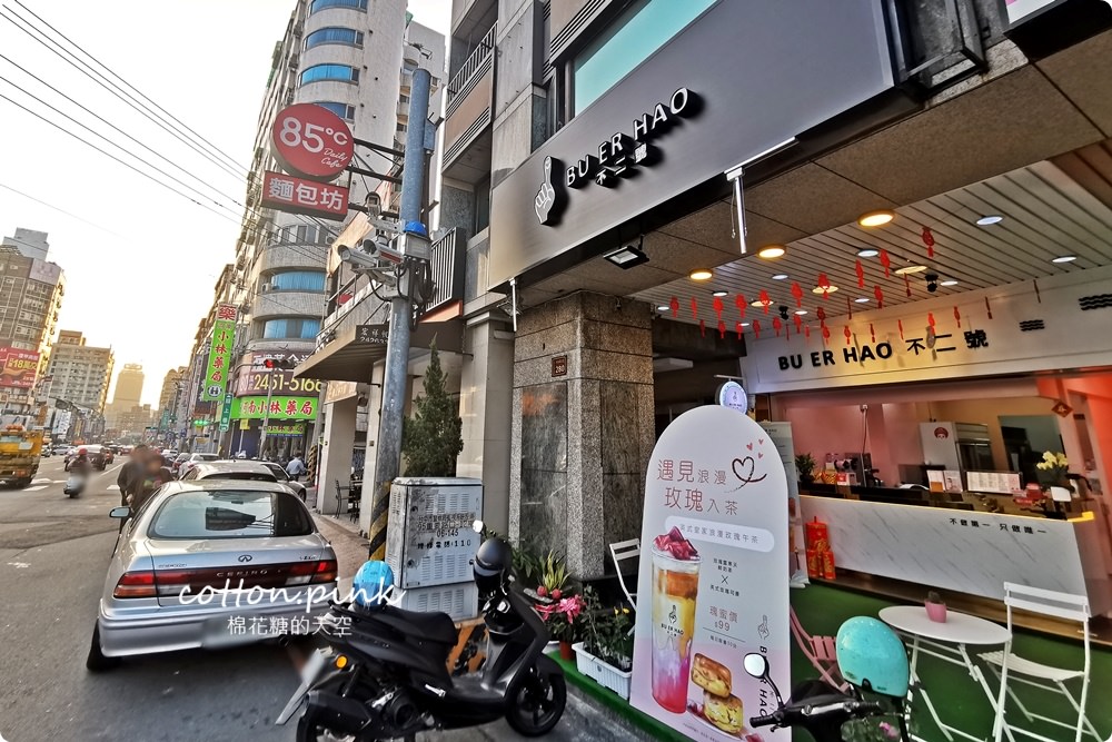 台中逢甲最新飲料店超粉嫩，不二號最新推出玫瑰露奶茶整個浪漫～情人節首選，凌晨兩點也喝得到喔！