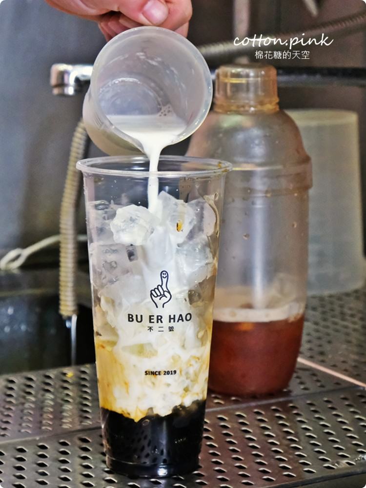 台中逢甲最新飲料店超粉嫩，不二號最新推出玫瑰露奶茶整個浪漫～情人節首選，凌晨兩點也喝得到喔！