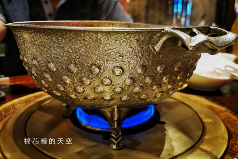 台中麻辣鍋傳奇-鼎王麻辣鍋，鴨血豆腐吃到飽、雙辣度鴛鴦鍋不加價、醬料一定要加滿滿的……