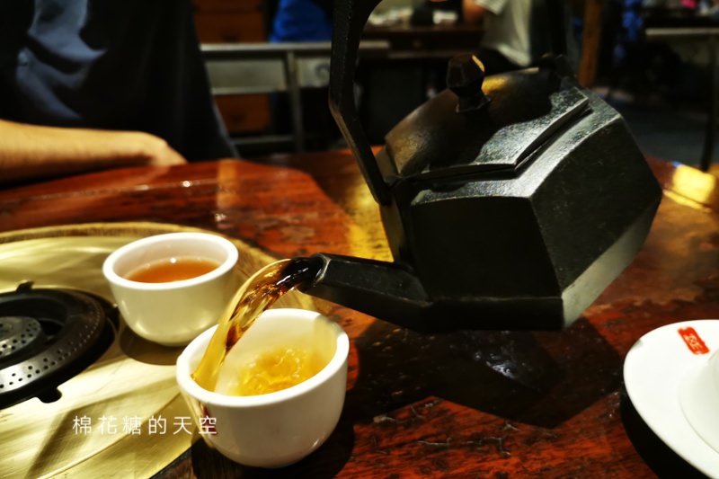 鼎王麻辣鍋-台中麻辣鍋推薦，鴨血豆腐吃到飽、隱藏版吃法不加價、醬料一定要加滿滿的……