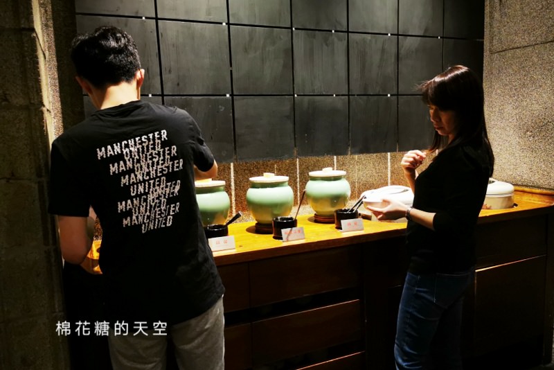 鼎王麻辣鍋-台中麻辣鍋推薦，鴨血豆腐吃到飽、隱藏版吃法不加價、醬料一定要加滿滿的……