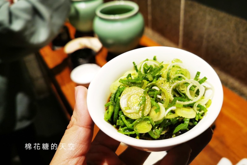 鼎王麻辣鍋-台中麻辣鍋推薦，鴨血豆腐吃到飽、隱藏版吃法不加價、醬料一定要加滿滿的……