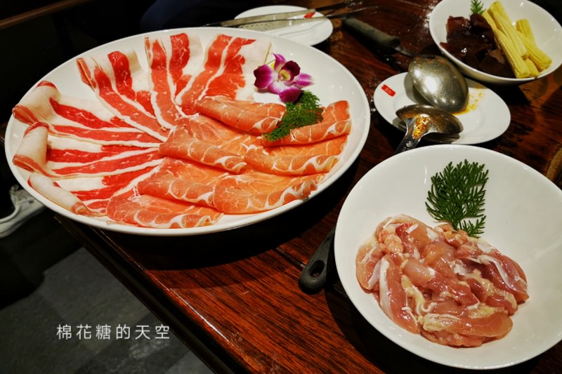 鼎王麻辣鍋-台中麻辣鍋推薦，鴨血豆腐吃到飽、隱藏版吃法不加價、醬料一定要加滿滿的……