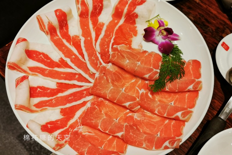 鼎王麻辣鍋-台中麻辣鍋推薦，鴨血豆腐吃到飽、隱藏版吃法不加價、醬料一定要加滿滿的……