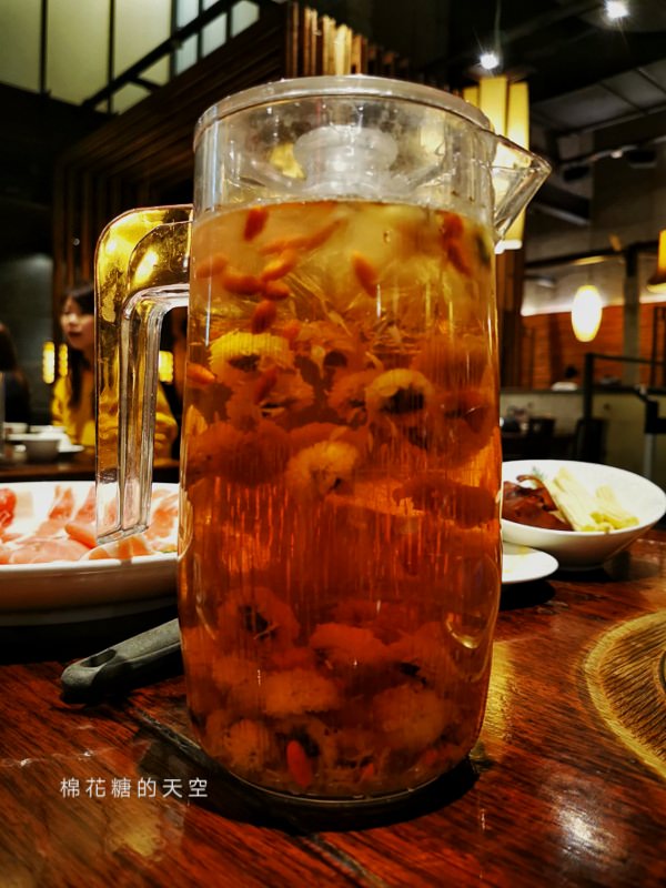 鼎王麻辣鍋-台中麻辣鍋推薦，鴨血豆腐吃到飽、隱藏版吃法不加價、醬料一定要加滿滿的……