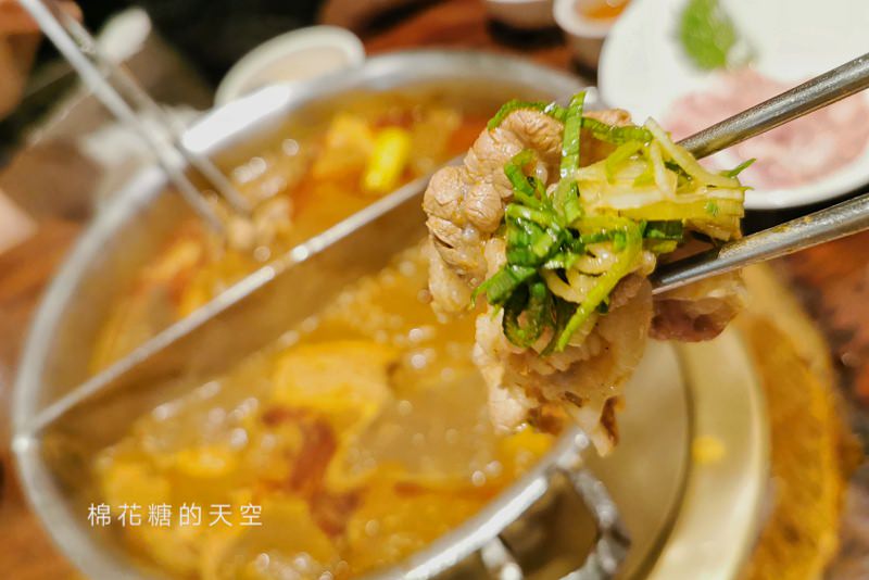 鼎王麻辣鍋-台中麻辣鍋推薦，鴨血豆腐吃到飽、隱藏版吃法不加價、醬料一定要加滿滿的……