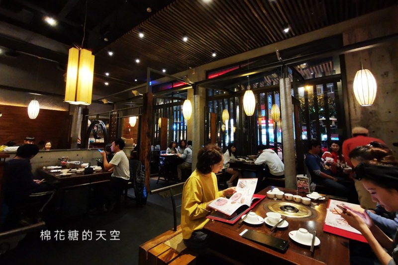 鼎王麻辣鍋-台中麻辣鍋推薦，鴨血豆腐吃到飽、隱藏版吃法不加價、醬料一定要加滿滿的……