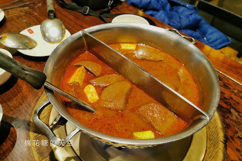鼎王麻辣鍋-台中麻辣鍋推薦，鴨血豆腐吃到飽、隱藏版吃法不加價、醬料一定要加滿滿的……