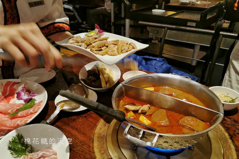鼎王麻辣鍋-台中麻辣鍋推薦，鴨血豆腐吃到飽、隱藏版吃法不加價、醬料一定要加滿滿的……