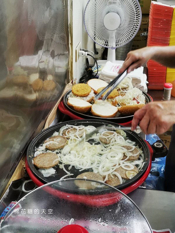 嘉義超夯打卡美食-晚上也吃得到的超大蓬萊漢堡