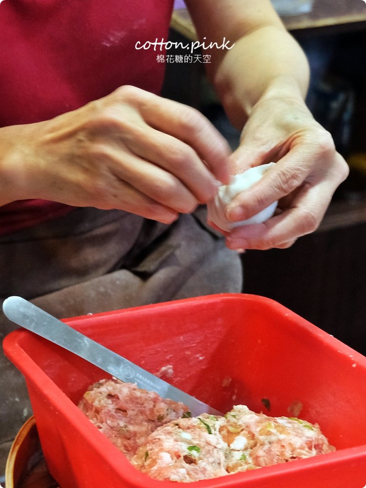 台中湯包獨家口味-蘆玉湯包！干貝加上搞剛蘿蔔絲～就在皇宸饌熱騰騰上桌啦
