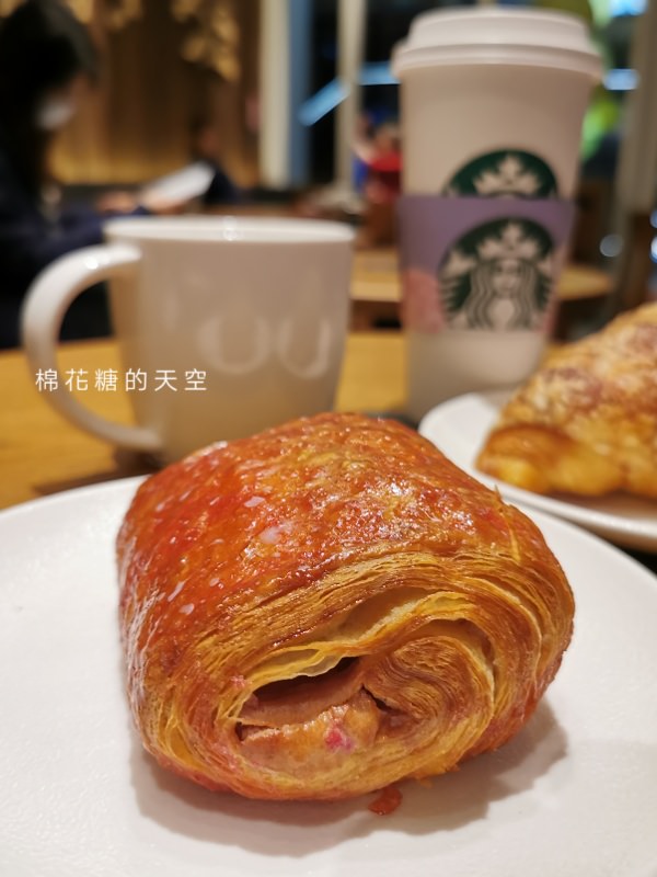台中最新星巴克開幕啦！中部唯一提供現烤可頌的星巴克唷～