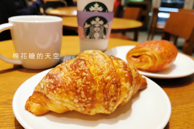 台中最新星巴克開幕啦！中部唯一提供現烤可頌的星巴克唷～