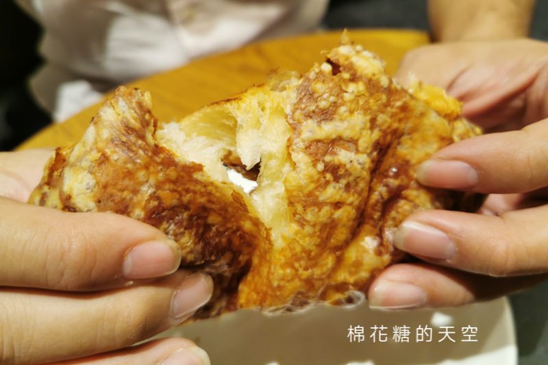 台中最新星巴克開幕啦！中部唯一提供現烤可頌的星巴克唷～