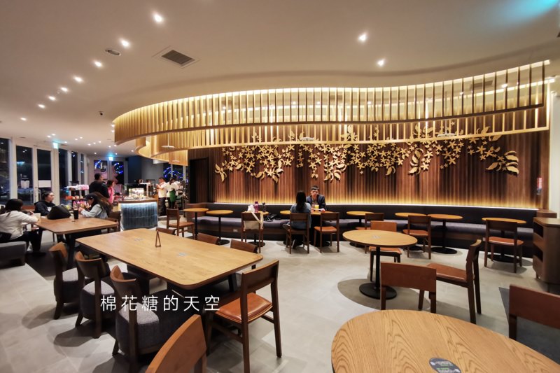 台中最新星巴克開幕啦！中部唯一提供現烤可頌的星巴克唷～