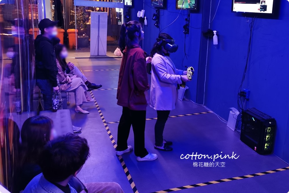 台中唯一VR版密室逃脫就在一中街，快一起來瘋VR跳舞、飛行、殺殭屍，超過60款遊戲任你挑