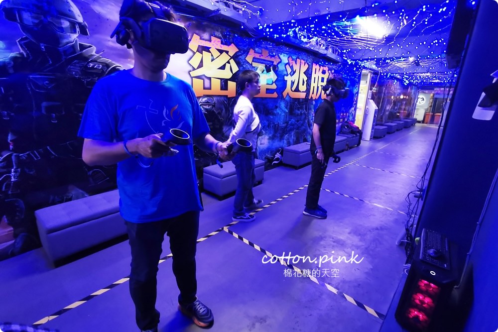 台中唯一VR版密室逃脫就在一中街，快一起來瘋VR跳舞、飛行、殺殭屍，超過60款遊戲任你挑