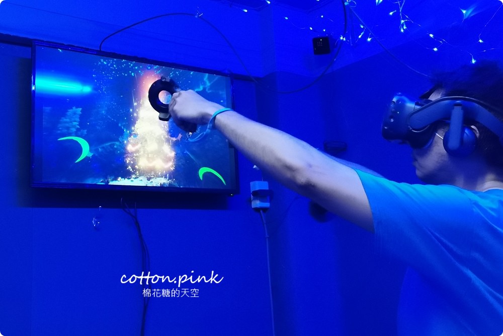 台中唯一VR版密室逃脫就在一中街，快一起來瘋VR跳舞、飛行、殺殭屍，超過60款遊戲任你挑