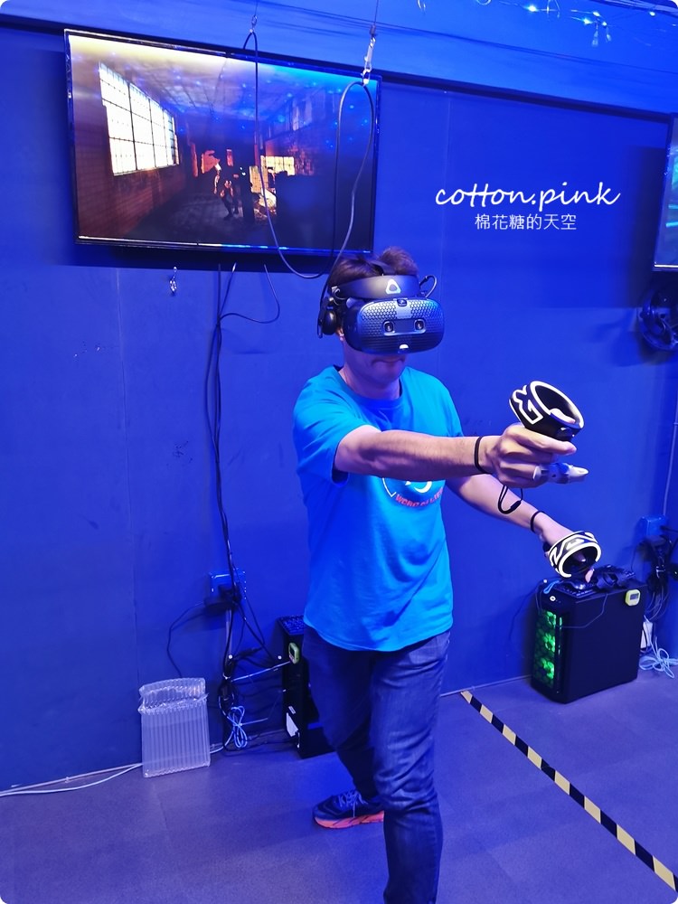 台中唯一VR版密室逃脫就在一中街，快一起來瘋VR跳舞、飛行、殺殭屍，超過60款遊戲任你挑
