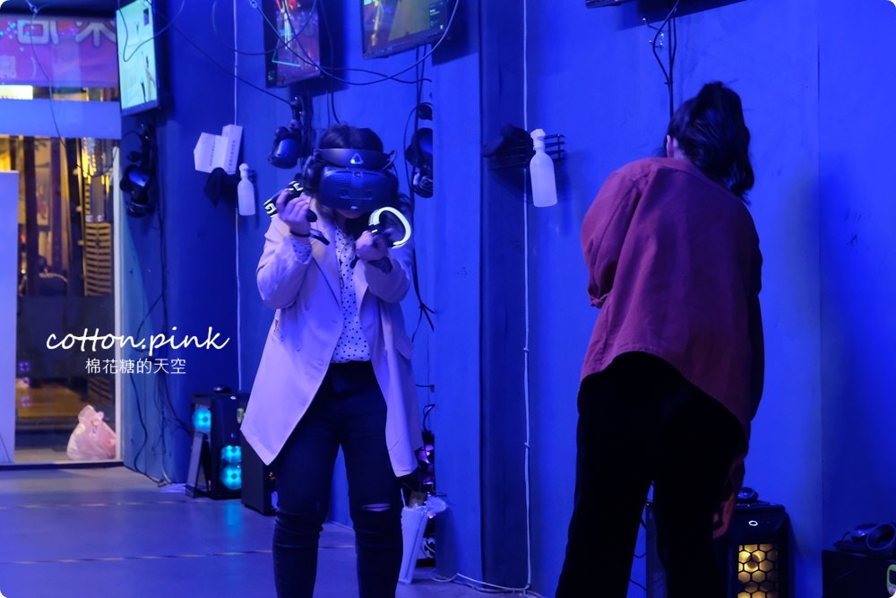 台中唯一VR版密室逃脫就在一中街，快一起來瘋VR跳舞、飛行、殺殭屍，超過60款遊戲任你挑
