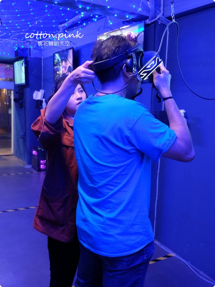 台中唯一VR版密室逃脫就在一中街，快一起來瘋VR跳舞、飛行、殺殭屍，超過60款遊戲任你挑
