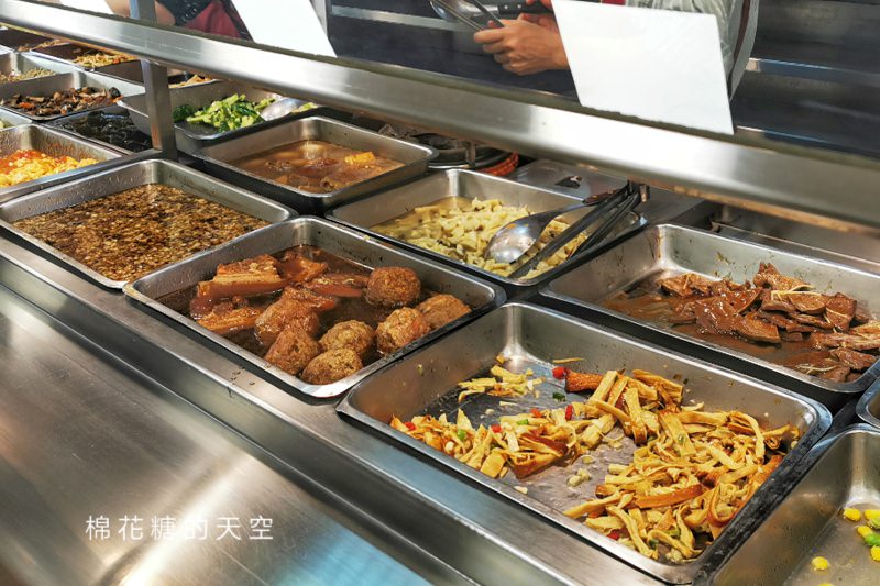 台中自助餐老店-四維自助餐，菜色樣式超多～吃便當配學生回憶，近第五市場、台中女中