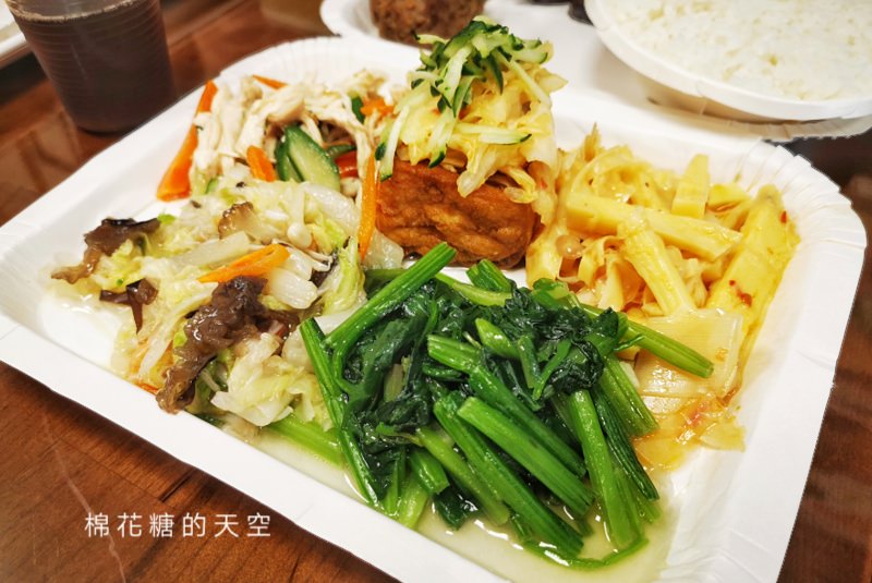 台中自助餐老店-四維自助餐，菜色樣式超多～吃便當配學生回憶，近第五市場、台中女中