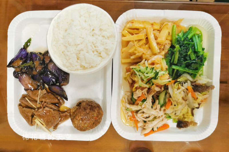 台中自助餐老店-四維自助餐，菜色樣式超多～吃便當配學生回憶，近第五市場、台中女中