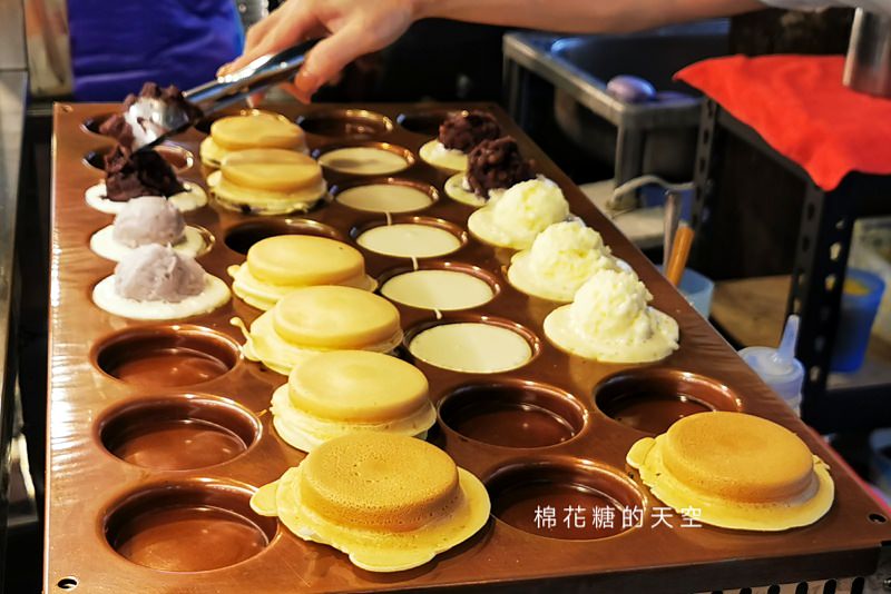 台中北平黃昏市場出現爆漿紅豆餅～大推芋頭口味天然好吃、阿咪紅豆餅奶油口味超多料！