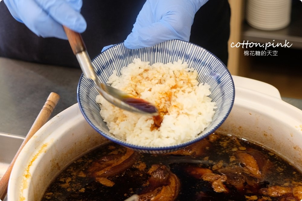 台中爌肉飯新星～朝馬等客運終於有好吃的了！這家金爌不是賣咖啡喔～