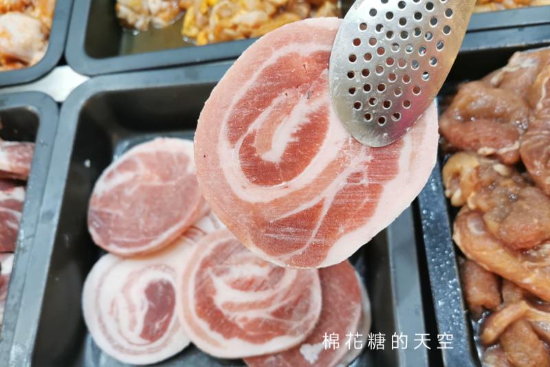 台中吃到飽這家真的吃很飽～肉食夥伴動起來！最新肉鮮生滿滿肉盤不怕你吃，歡迎使用振興券！