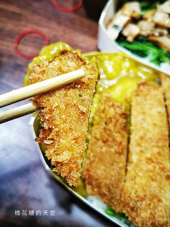 台中北平路好吃便當-李媽媽豬排飯咖哩專賣店，用餐時段排超長