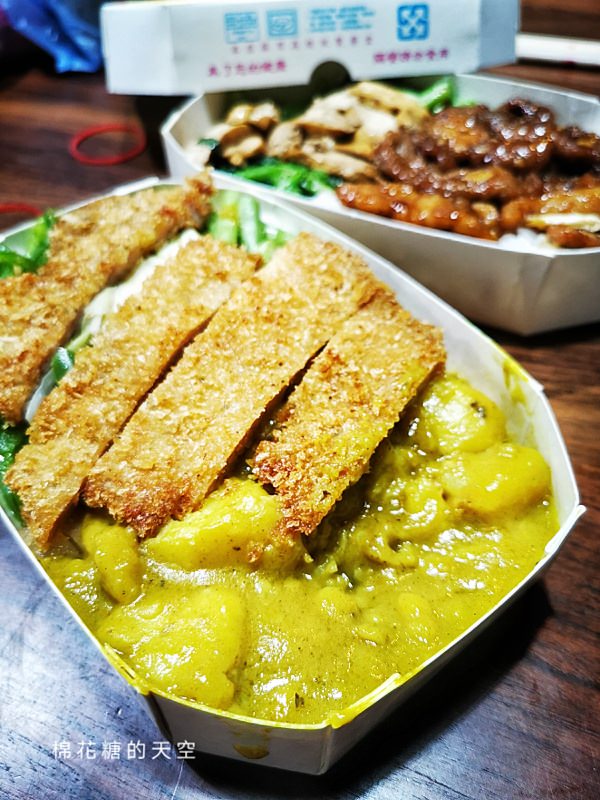 台中北平路好吃便當-李媽媽豬排飯咖哩專賣店，用餐時段排超長