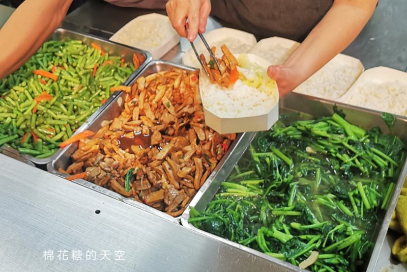 台中北平路好吃便當-李媽媽豬排飯咖哩專賣店，用餐時段排超長