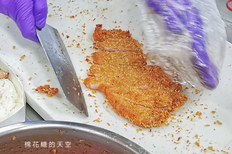 台中北平路好吃便當-李媽媽豬排飯咖哩專賣店，用餐時段排超長
