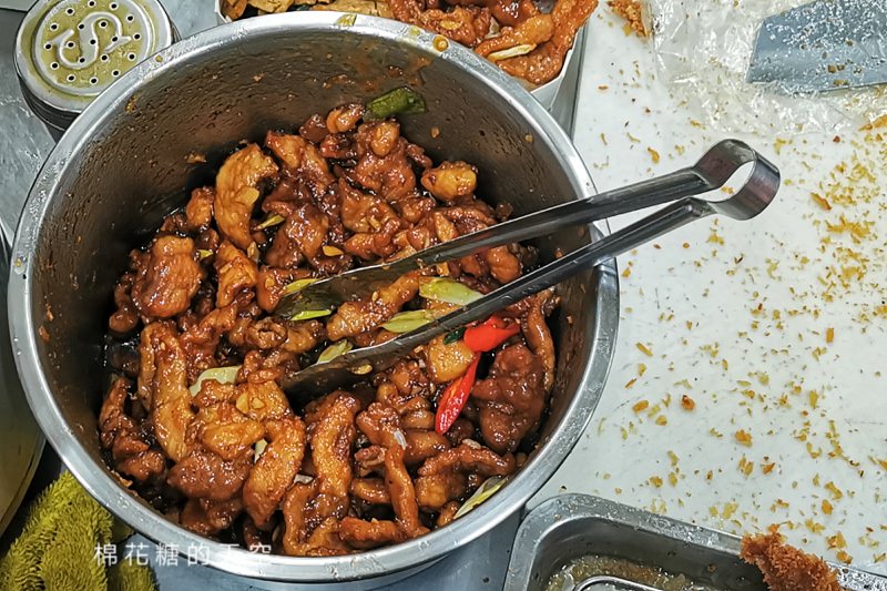 台中北平路好吃便當-李媽媽豬排飯咖哩專賣店，用餐時段排超長