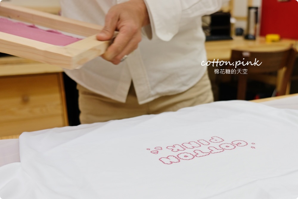 客製化禮物新選擇、青年老闆創業好夥伴-吉他大叔絹印社～口罩套也可以客製！圍裙、門簾通通有，電繡效果更有質感