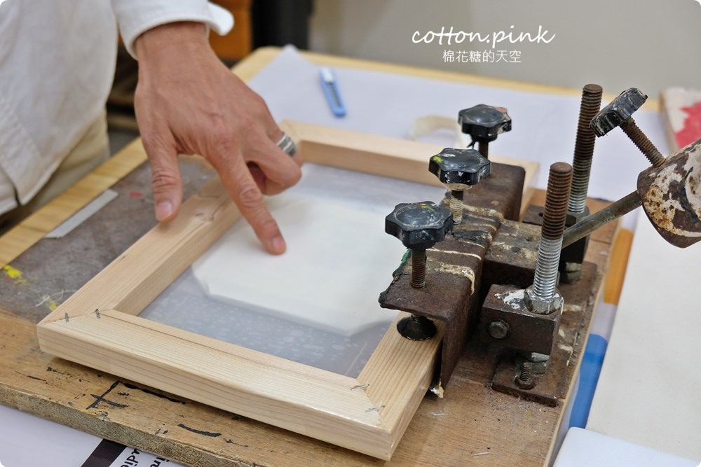 客製化禮物新選擇、青年老闆創業好夥伴-吉他大叔絹印社～口罩套也可以客製！圍裙、門簾通通有，電繡效果更有質感