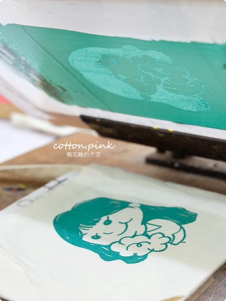 客製化禮物新選擇、青年老闆創業好夥伴-吉他大叔絹印社～口罩套也可以客製！圍裙、門簾通通有，電繡效果更有質感