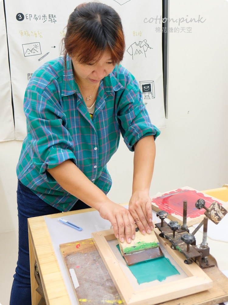 客製化禮物新選擇、青年老闆創業好夥伴-吉他大叔絹印社～口罩套也可以客製！圍裙、門簾通通有，電繡效果更有質感