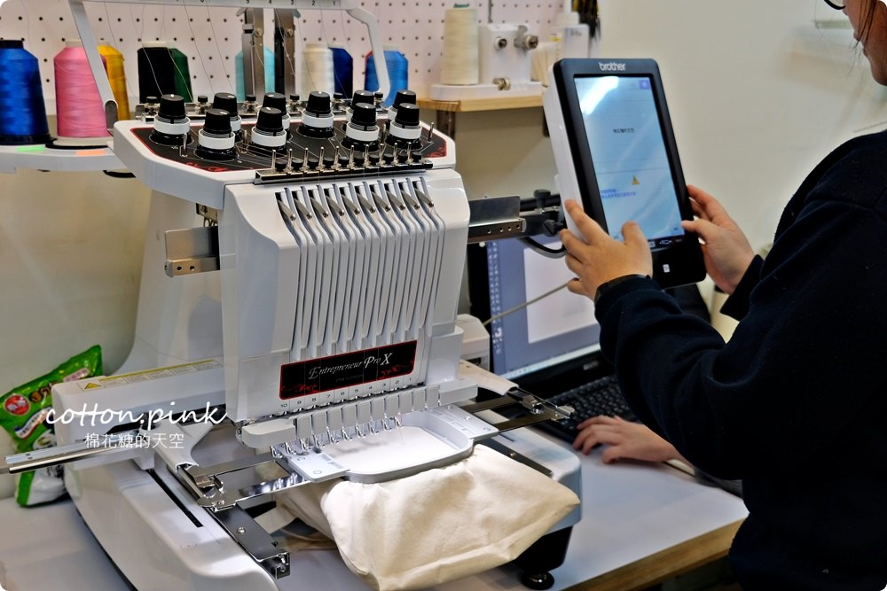 客製化禮物新選擇、青年老闆創業好夥伴-吉他大叔絹印社～口罩套也可以客製！圍裙、門簾通通有，電繡效果更有質感