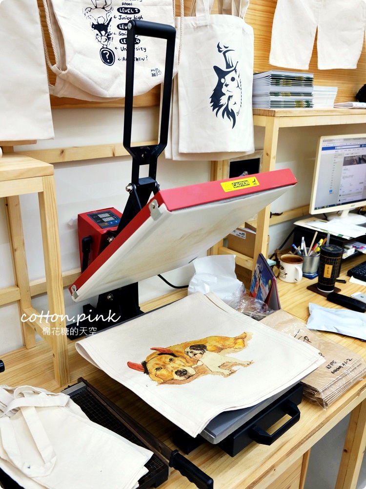 客製化禮物新選擇、青年老闆創業好夥伴-吉他大叔絹印社～口罩套也可以客製！圍裙、門簾通通有，電繡效果更有質感