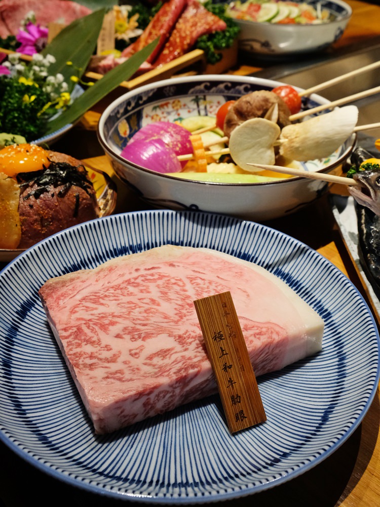 台中燒肉推這家-締藏和牛燒肉整條牛舌全上桌真的太狂啦！