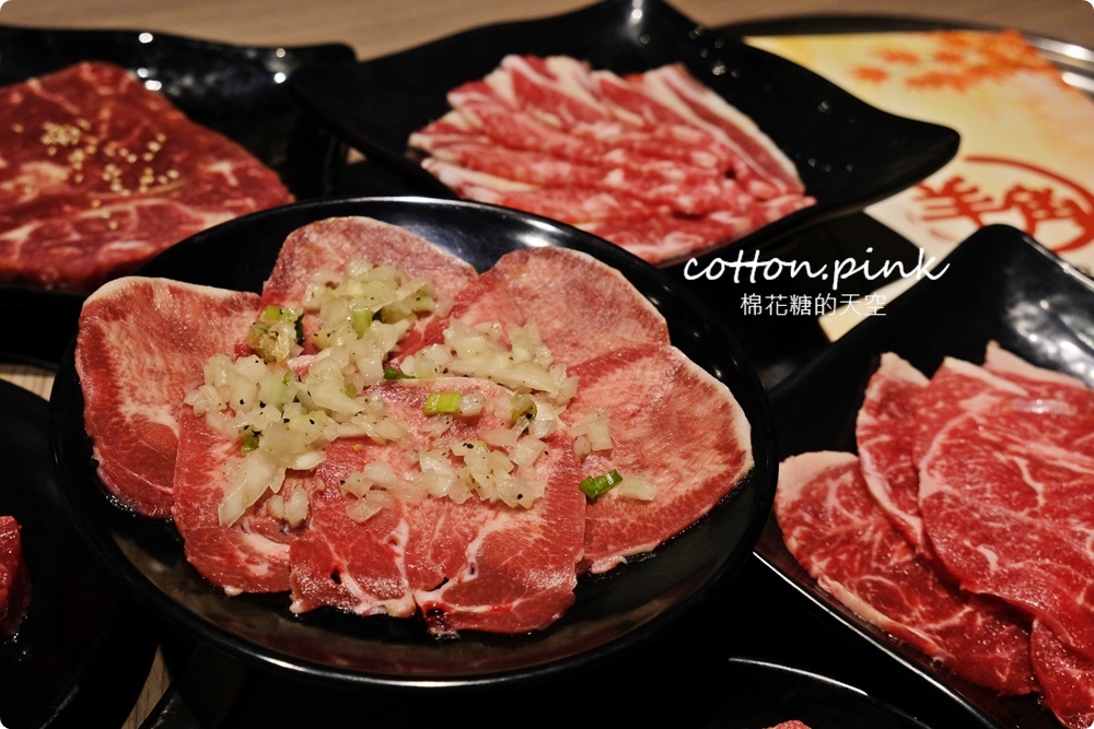 超過60種食材吃到飽！台中羊角炭火燒肉牛排、活蝦現點吃通海～飯後甜點不能錯過這一片！